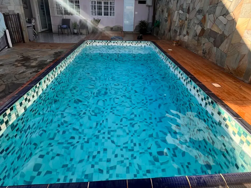 Piscina de pastilha mesclada com água cristalina