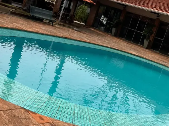 Piscina grande de área de lazer com quiosques