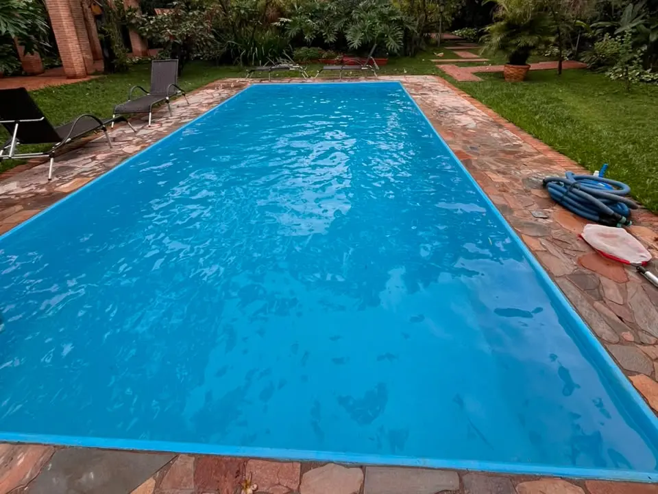 Piscina azul em jardim